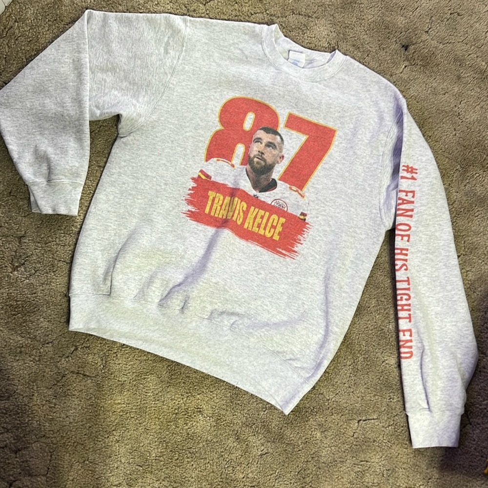LN Women’s Travis Kelce Medium sweatshirt